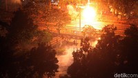 Pantauan detikcom, pos polisi Palmerah mulai terbakar sekitar pukul 21.20 WIB, Selasa (24/9/2019).