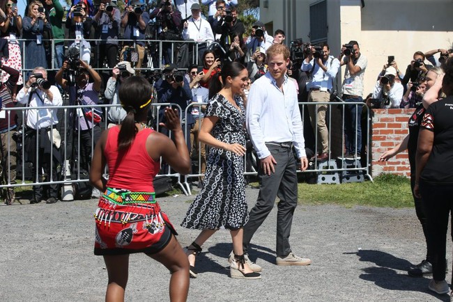 Materialnya juga organik, yakni katun dari Malawi yang dibuat oleh artisan di workshop Mayamiko. Meghan memang gencar menyuarakan soal isu iklim dan lingkungan maka gaun tersebut menjadi fashion statement tersendiri baginya. (Foto: Getty Images)