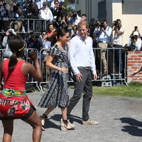 Materialnya juga organik, yakni katun dari Malawi yang dibuat oleh artisan di workshop Mayamiko. Meghan memang gencar menyuarakan soal isu iklim dan lingkungan maka gaun tersebut menjadi fashion statement tersendiri baginya. (Foto: Getty Images)