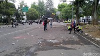 Massa aksi pun berhamburan saat ditembakkan gas air mata dan water cannon. Sejumlah polisi berusaha membubarkan demonstran.