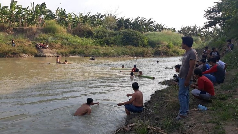Mandi di Sungai, Seorang Remaja Ditemukan Tewas di Sungai Grobogan Mandi di Sungai, Seorang Remaja Ditemukan Tewas di Sungai Grobogan