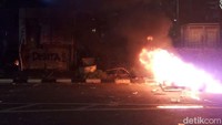 Tak hanya itu, massa juga merusak traffic light.