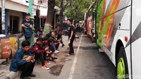 Mahasiswa yang tertahan di Brebes sebanyak 250 orang. Para mahasiswa itu berasal dari Universitas Negeri Semarang (Unnes) dan Universitas Diponegoro (Undip) Semarang.