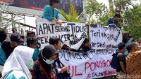 Pagar besi yang dibuka separuh jalan itu didorong sejumlah orang yang ingin masuk ke dalam gedung. Namun aparat kepolisian menghadang mereka. Aksi saling dorong sempat terjadi hingga pagar besi miring. Namun sejumlah mahasiswa menengahi dan mencegah mahasiswa lainnya bertindak anarkis.