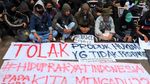 Poster-poster Pedas dari Aksi Mahasiswa di Bandung