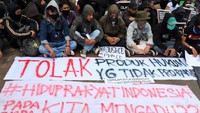 Massa juga membawa spanduk Tolak Produk Hukum yang Tidak Pro Rakyat.