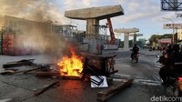 Akibat bentrokan mahasiswa dan polisi di sekitar flyover Urip Sumoharjo-Jalan AP Pettarani, Selasa (24/9/2019), sejumlah material di lokasi proyek pembangunan jalan tol layang Pettarani ikut rusak.