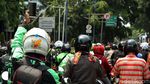 Momen Warga Berbondong-bondong Abadikan Aksi Demo Mahasiswa