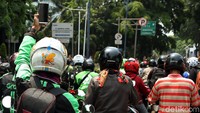Sejumlah mahasiswa dan elemen masyarakat diketahui kembali menggelar aksi demonstrasi di depan gedung DPR, Jakarta.
