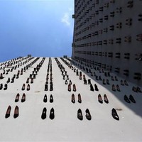 Vahit Tuna, seniman dan desainer grafis asal Turki membuat instalasi seni di salah satu gedung pusat kota Istanbul. Ia merangkai ratusan sepatu wanita yang ditempelkan pada dinding gedung. Foto: Bored Panda/Yankose