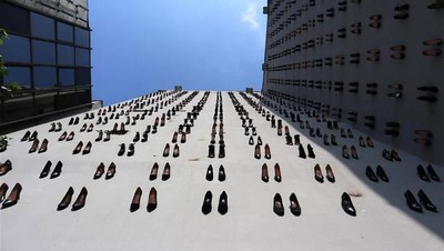 Ratusan Sepatu Jadi Instalasi Seni, Ada Kisah Pilu Para Wanita di Baliknya