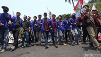 Massa saat ini sudah semakin memenuhi depan gedung DPR.