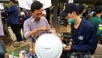 Wow, Tukang Siomay Pakai Motor Gaul di Tengah Demo
