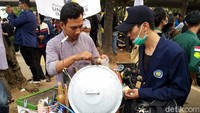 Iwan cukup menarik perhatian para mahasiswa yang berdemo, terutama yang pria. Setidaknya sudah Rp 400 ribu dikantonginya dari berjualan sejak siang tadi.