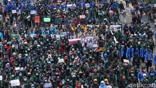 Massa mahasiswa saat demo di depan gedung DPR.