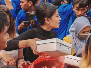 Profil Awkarin yang Bagikan Makanan untuk Pendemo di DPR