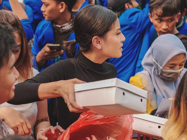 Bukan Iron Man, Ini Awkarin dan 3.000 Cintanya Lewat Nasi Kotak