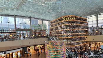Perpustakaan identik dengan kesunyian, namun di Starfield Library ini berbeda. Perpustakaan megah ini berada di pusat keramaian, yakni berada di tengah mal bernama COEX Mal. (Foto: detikINET/Widiya Wiyanti)