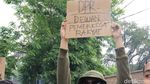 Aneka Spanduk Demo Unik dari Bandung