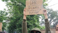 Aksi ini digelar hampir diseluruh wilayah Indonesia, merespon kesepakatan jahat DPR dan Pemerintah dalam merevisi UU KPK.