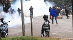 Bentrok Demonstran dan Polisi di Bandung Memanas