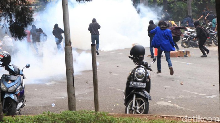 Seorang mahasiswa mengalami perdarahan otak dalam demo yang berakhir ricuh (Foto: Rico Bagus) Seorang mahasiswa mengalami perdarahan otak dalam demo yang berakhir ricuh (Foto: Rico Bagus)