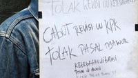 Massa meminta Revisi UU KPK dicabut.