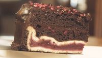 Yummy! Ada Pie Black Forest dalam Cake Cokelat yang Legit Manis