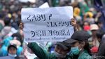 Deretan Tulisan Nyeleneh di Demo Mahasiswa Depan Gedung DPR