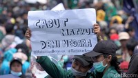 Ada pula mahasiswa yang membawa poster Cabut Matkul Demi Negara.