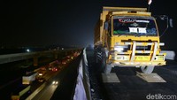 Dalam uji beban itu masing-masing truk berbobot kurang lebih 40 ton.