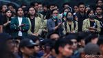 Mahasiswa Masih Bertahan di Depan Gedung DPRD Jabar