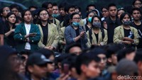 Aparat gabungan masih membentuk barikade mencegah massa kembali masuk gedung DPRD Jabar. Apalagi massa sebelumnya berhasil menerobos masuk dengan menjebol tiga pagar.
