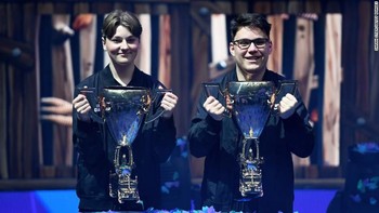 9. Emil Nhyrox Pedersen (kiri). Gamer asal Norwegia ini menjadi juara dunia Fortnite kategori duo dan selama tahun 2019 memperoleh USD 1,5 juta (Rp 20,9 miliar). 8. David Aqua Wang (kanan) merupakan partner Pedersen yang berasal dari Austria. Ia berhasil meraup USD 1,8 juta (Rp 25 miliar) di tahun 2019. (CNN)