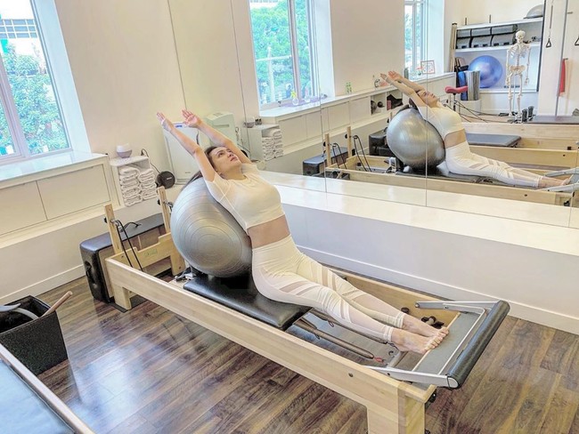 Let’s move bumil! begitu keterangan foto Shandy yang mengungkapkan bahwa meski ia tengah hamil, namun tetap bersemangat untuk olahraga.  Foto: dok. Instagram