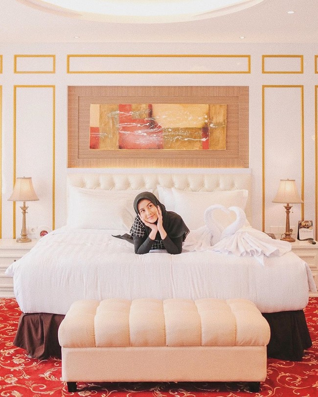 Dalam setiap perjalanannya ke daerah tertentu Awkarin selalu mencari tahu arti kata Aku Sayang Kamu. Dan saat ke Aceh, Awkarin pun melakukannya. Dia akhirnya tahu dalam bahasa Aceh, aku sayang kamu adalah Lon sayang keu droe keuh. Foto: Dok. Instagram @awkarin