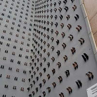 Dalam budaya tersebut, keluarga dari mediang akan menaruh sepatu mereka di teras atau luar rumah sebagai tanda berduka.  Foto: Bored Panda/Yankose