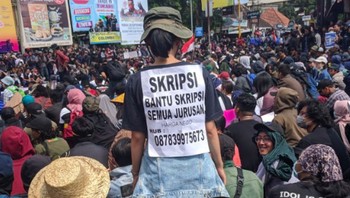 Mbaknya kreatif, sambil berdemo menawarkan jasa skripsi. Foto: via Twitter @yeahmahasiswa