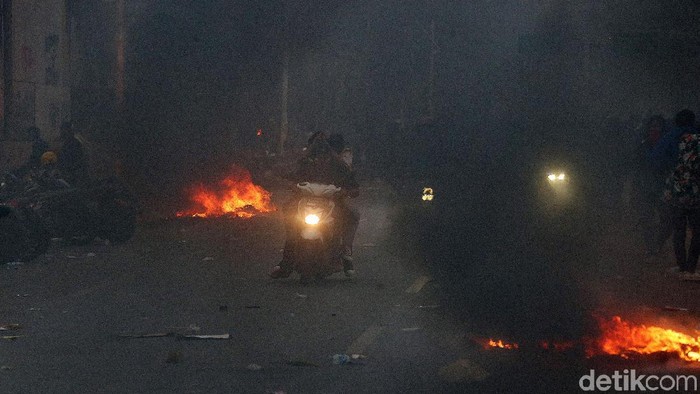 Video Rusuh di Belakang DPR, Polisi Tembakkan Gas Air Mata