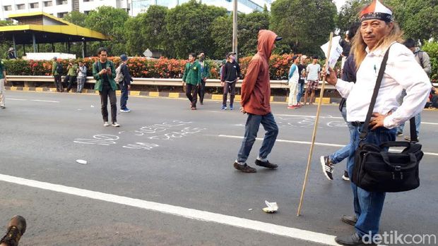 Massa Coreti Mobil dan Aspal di Tol Depan DPR: Reformasi Jilid II