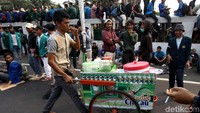 Bukannya mobil yang melintas, malah tukang cendol yang masuk ke dalam jalan tol dalam kota tersebut.