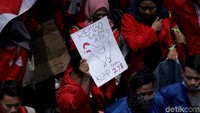 Aksi demo mahasiswa tersebut diwarnai dengan beragam poster bertuliskan nyeleneh yang berisi penolakan atas RUU KPK yang baru dan RKUHP. Rifkianto Nugroho/Dok. Detikcom.