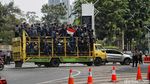 Bawa Spanduk Hingga Bendera, Mahasiswa Mulai Memenuhi Senayan