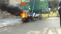 Bahkan, sebuah motor polisi juga turut dibakar massa usai bentrok terjadi. Foto: Hermawan M-detikcom