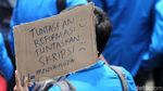 Deretan Tulisan Nyeleneh di Demo Mahasiswa Depan Gedung DPR