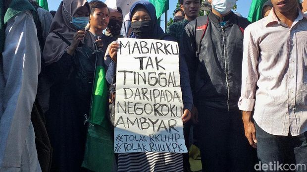 Tulisan menggelitik dalam demo mahasiswa di Surabaya