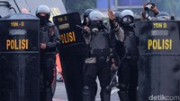 Begini momen salah satu personel polisi yang mengawal demo mahasiswa dan menjaga gedung DPR.