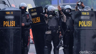 Aksi Polisi Halau Massa Mahasiswa