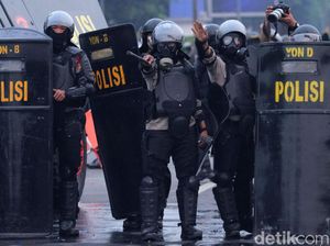 Jelang Tengah Malam Ricuh Lagi, Massa Kumpul di Hotel Mulia Senayan