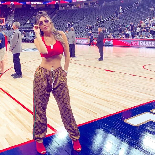 Ketika melewati imigrasi sebelum memasuki China, Liziane merasa takut ketika penjaga perbatasan Korut meminta untuk memeriksa fotonya sebelum bisa meninggalkan negara itu. Jika saya sadar, saya tidak akan pernah melakukan itu. Tidak akan pernah, kata Liziane. Foto: dok. Instagram